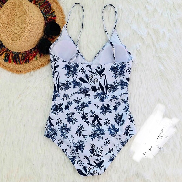 Bodysuit/swimsuit w/Adjustable Straps - Picture 3 of 3